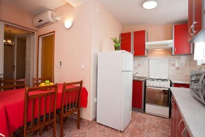 Apartamento, 1 habitación (720-1.kat) | Zona de estar | Una televisión