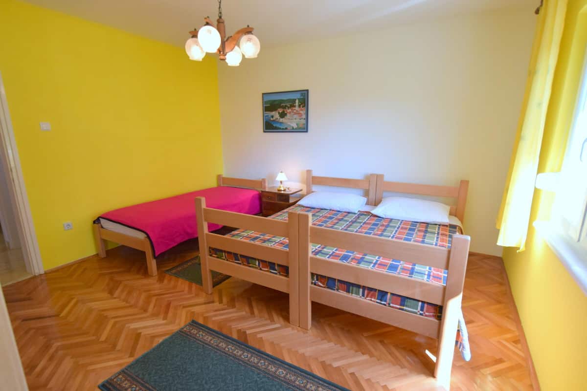 2 bedrooms, desk, free WiFi, bed sheets