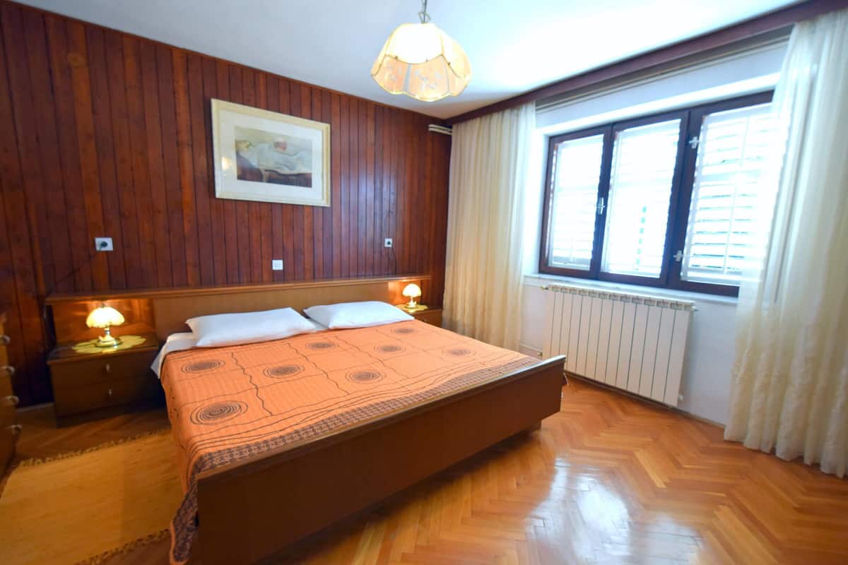 2 bedrooms, desk, free WiFi, bed sheets