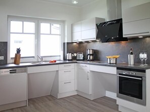 Kühlschrank, Mikrowelle, Ofen, Geschirrspüler