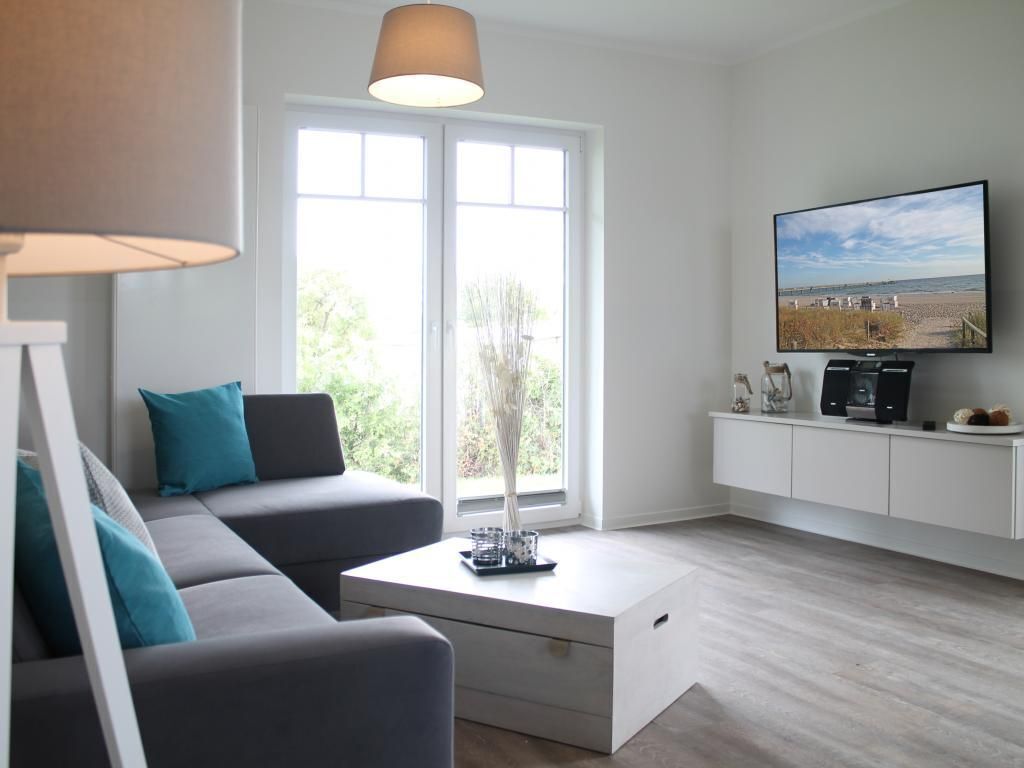 Televisión y chimenea 