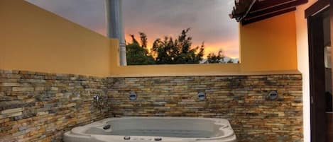 Outdoor spa tub
