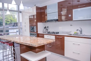 Kjøleskap, mikrobølgeovn, ovn og kokeplater