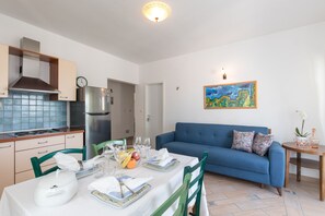 Appartement, 2 chambres (750 - Ivona) | Coin séjour | Télévision à écran plat