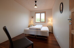 4 slaapkamers, een strijkplank/strijkijzer, gratis wifi, beddengoed