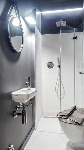 Shower, hair dryer, bidet, towels - Le Logge 2 apartment (Parma)
