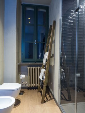 Shower, hair dryer, bidet, towels - Le Logge 2 apartment (Parma)