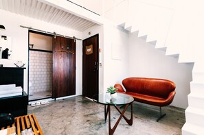 Comfort Loft (1910) | Bathroom | Designer toiletries, hair dryer, slippers, towels - Ocean Day by Day (Hengchun)