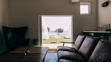 Casa Confort, cocina básica (1930) | Zona de estar | Una televisión de pantalla plana