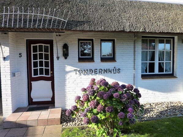 Unclassified image, 1 of 18, button