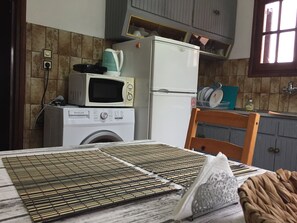 Réfrigérateur, micro-ondes, bouilloire électrique, grille-pain