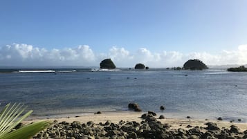 Una playa cerca, arena blanca