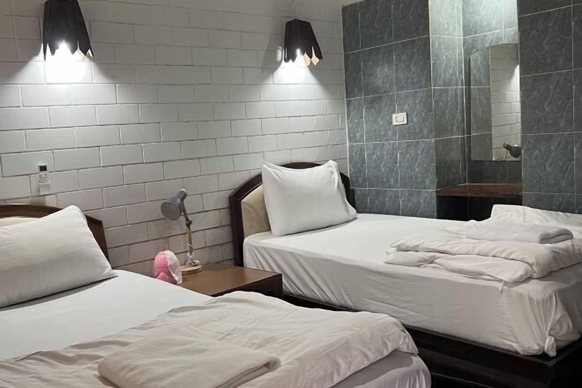 Escritorio, wifi gratis y ropa de cama