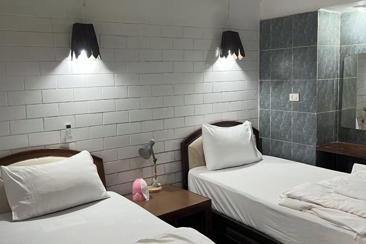 Escritorio, wifi gratis, ropa de cama