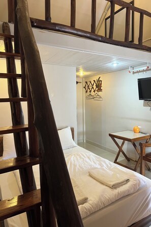 Quarto quádruplo | Escrivaninha, Wi-Fi de cortesia, roupa de cama