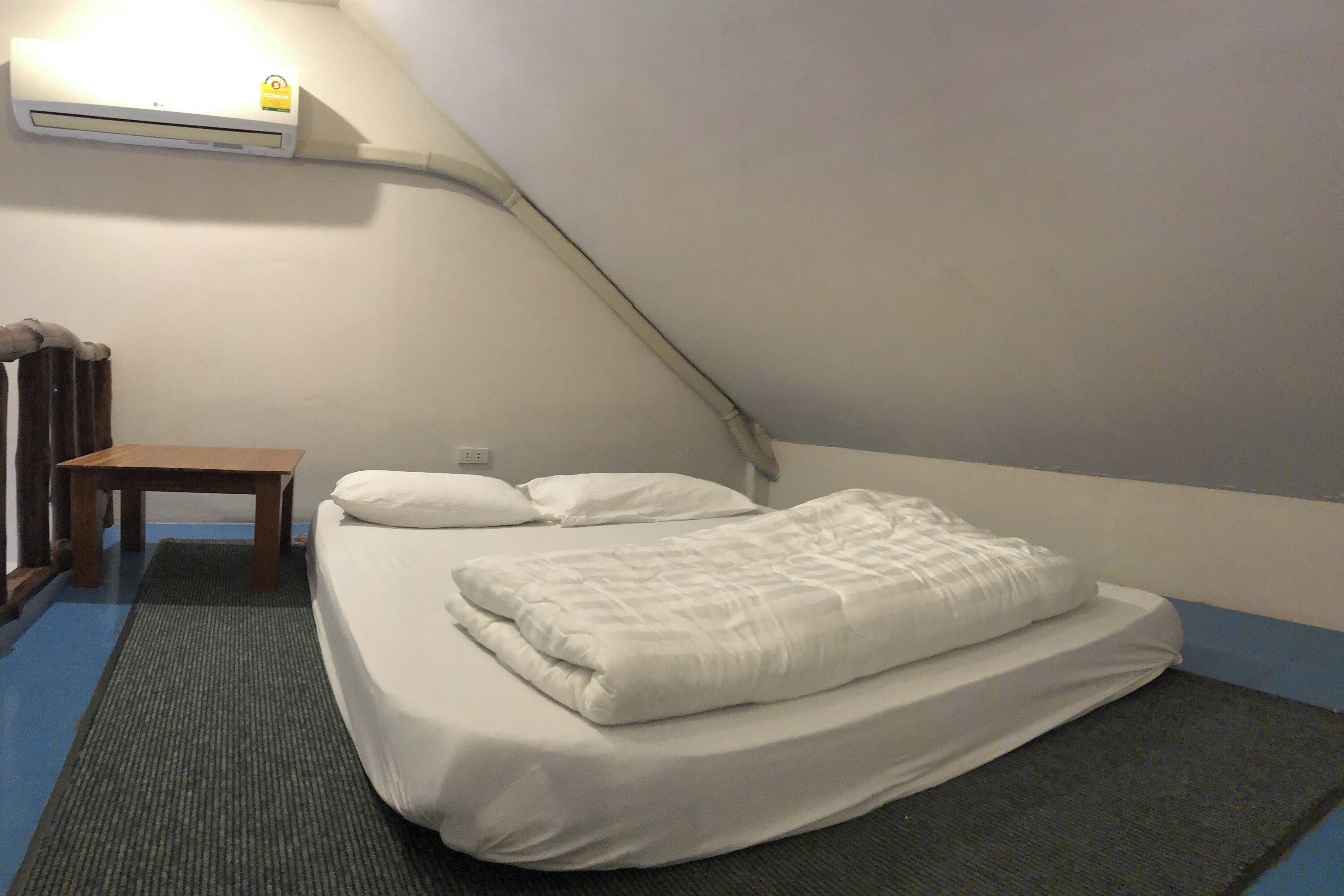 Escritorio, wifi gratis y ropa de cama 