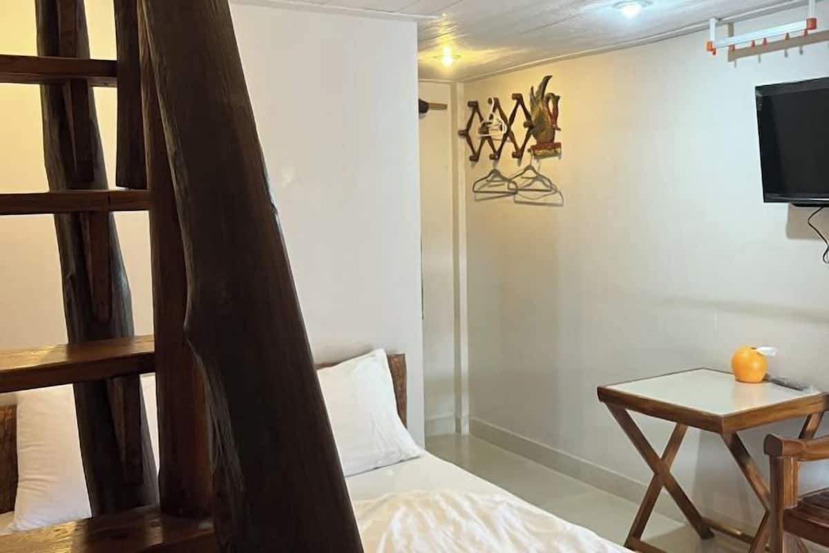 Escritorio, wifi gratis, ropa de cama