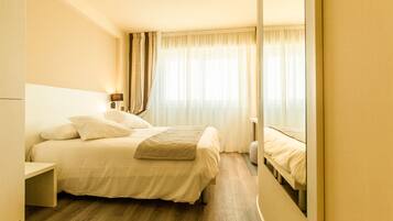 Superior-Doppelzimmer, Hügelblick | Minibar, Zimmersafe, individuell dekoriert, individuell eingerichtet