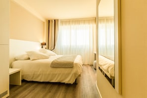 Minibar, in-room safe, individually decorated, individually furnished - La Dolce Vita Hotel (Menton)