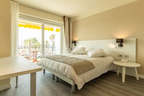 Tweepersoonskamer, uitzicht op zee | Een minibar, een kluis op de kamer, individueel gedecoreerd