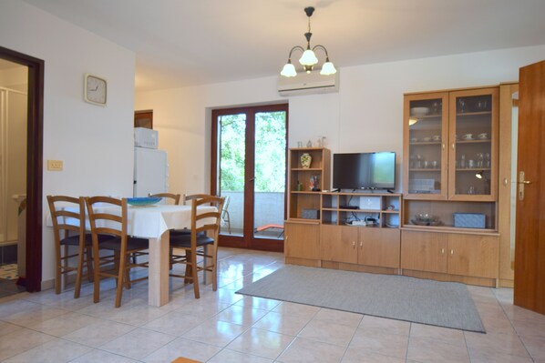 Apartment, Balcony | In-room dining