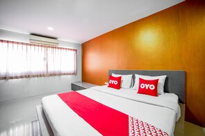 Suite, 1 Bedroom | Desk, free WiFi, bed sheets - OYO 460 Int Place (Bangkok)
