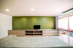 Suite, 1 Bedroom | Living area