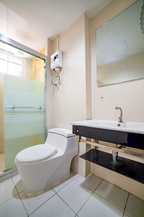 Superior Double Room | Bathroom | Shower, towels, soap, shampoo - OYO 460 Int Place (Bangkok)