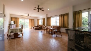 Suite | Living area | 32-inch flat-screen TV with cable channels, TV - OYO 438 Home 24 (Pattaya)