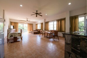 Suite | Living area | 32-inch flat-screen TV with cable channels, TV - OYO 438 Home 24 (Pattaya)