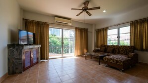 Suite | Living area | 32-inch flat-screen TV with cable channels, TV - OYO 438 Home 24 (Pattaya)