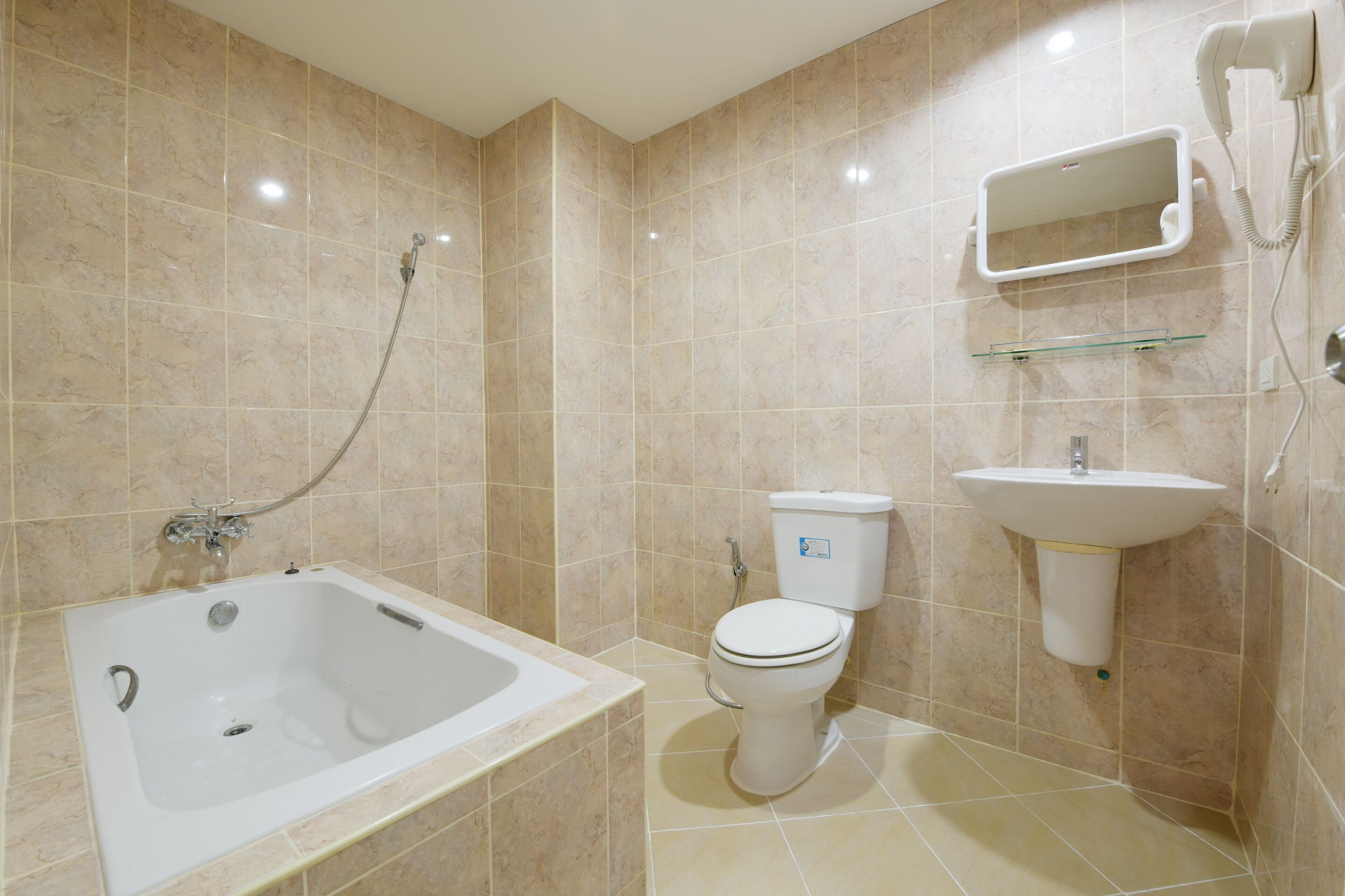 basic triple room | bathroom | towels, soap, shampoo, toilet paper