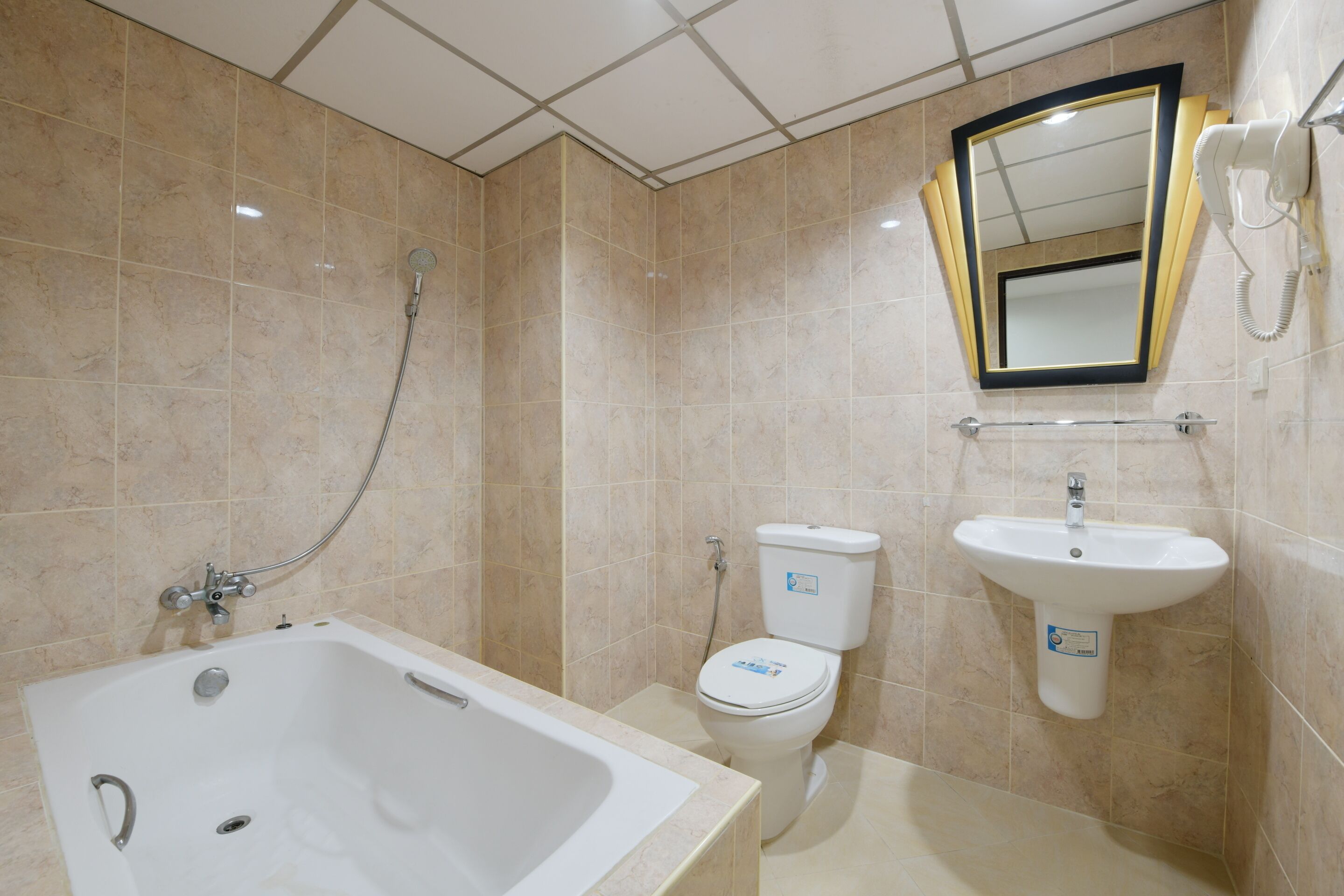 deluxe twin room | bathroom | towels, soap, shampoo, toilet paper