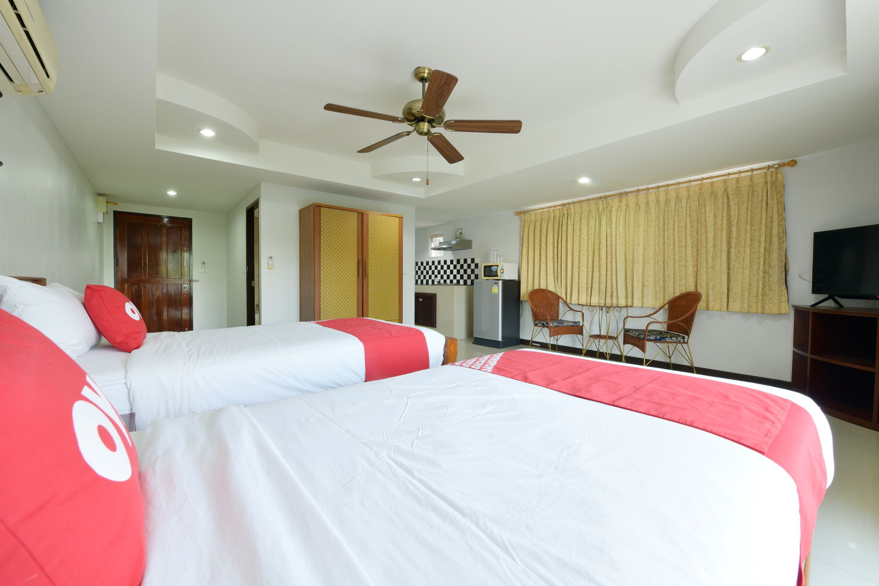 deluxe twin room | desk, free wifi