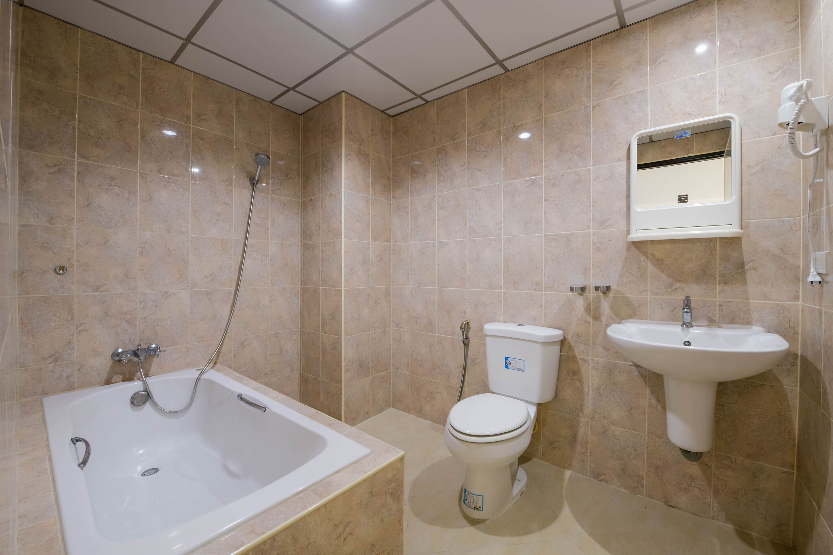 deluxe double room | bathroom | towels, soap, shampoo, toilet paper