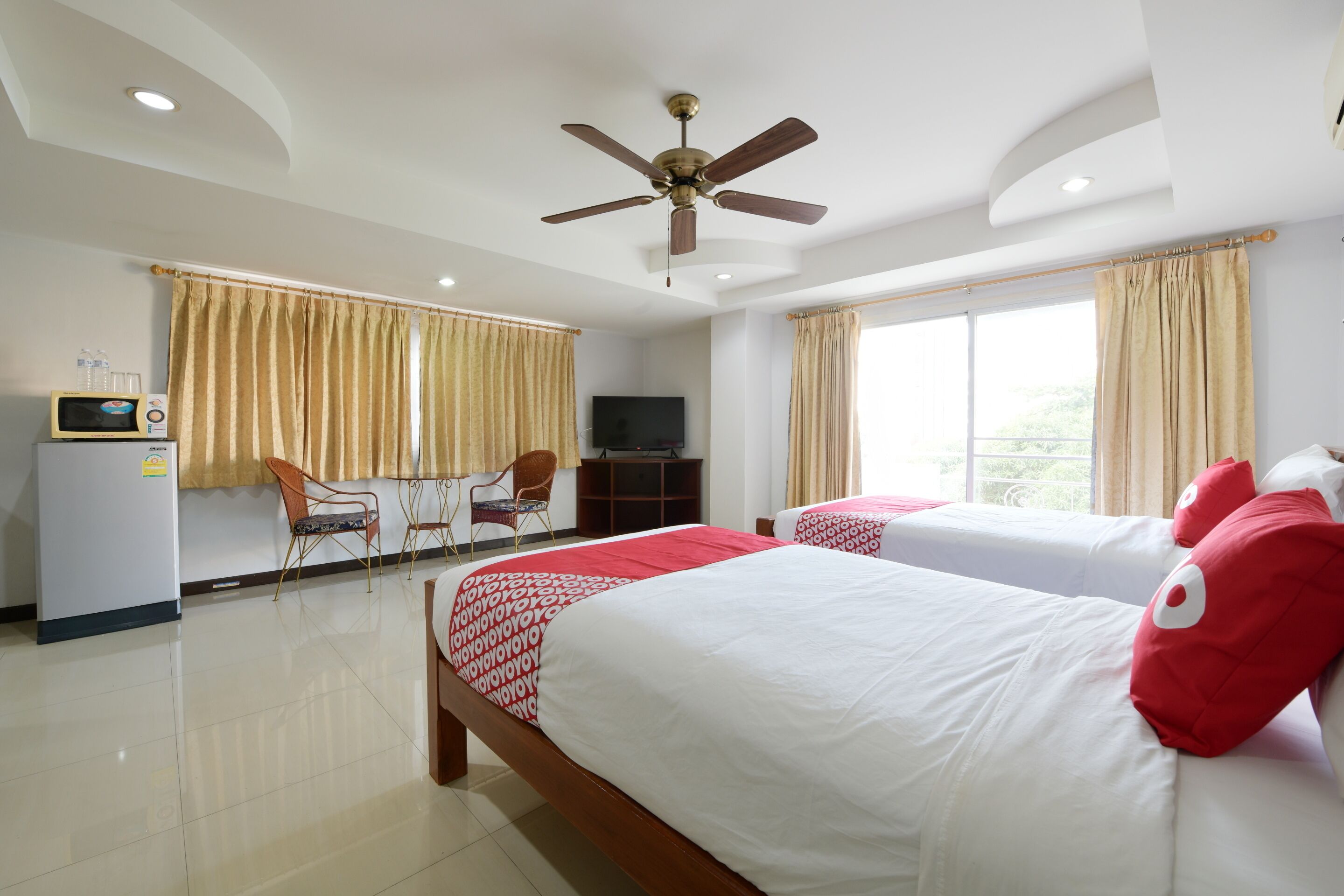 deluxe twin room | desk, free wifi