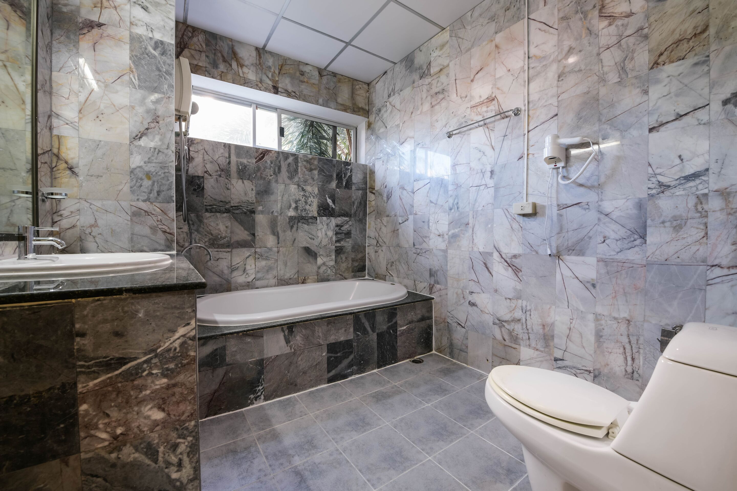 suite | bathroom | towels, soap, shampoo, toilet paper