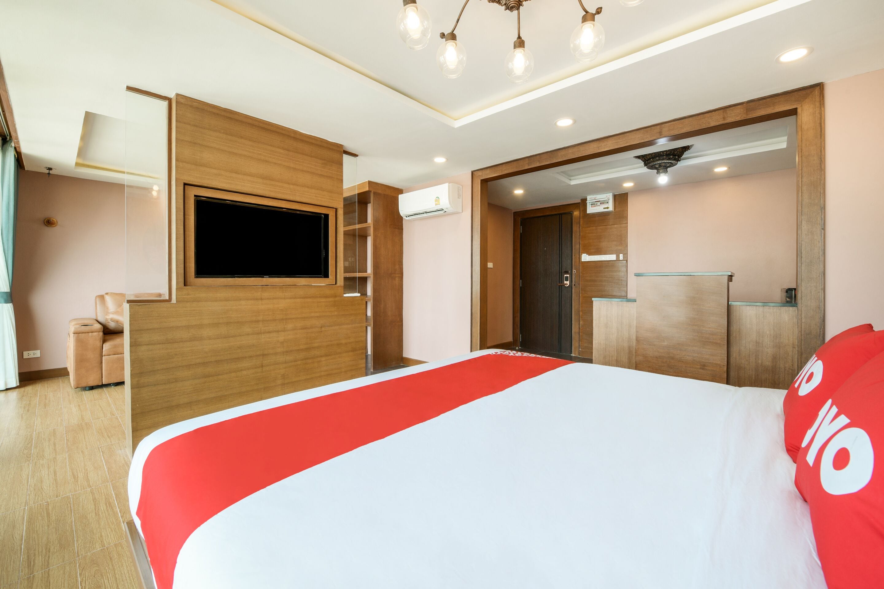 suite | desk, free wifi, bed sheets