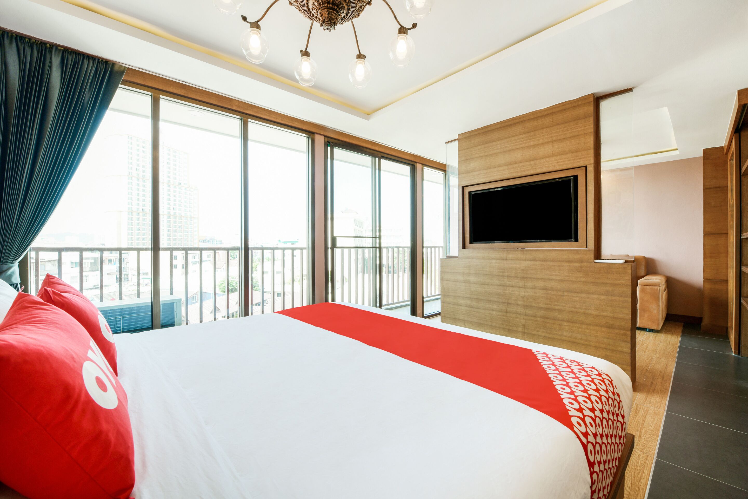 suite | desk, free wifi, bed sheets