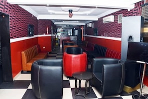 Bar (trong khuôn viên)