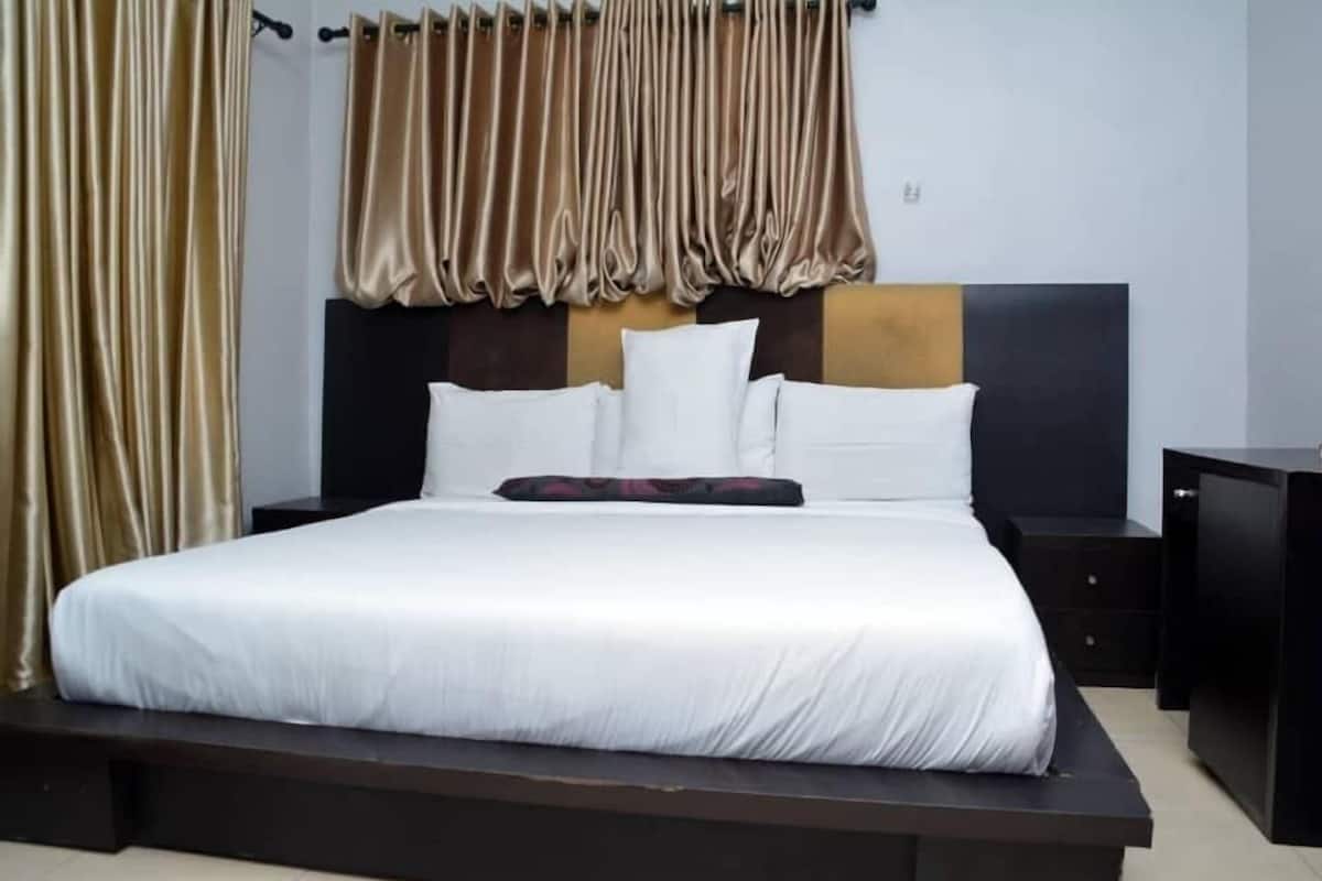 Classic Double Room | Desk, laptop workspace, WiFi (free), individually decorated