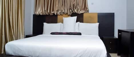 Quarto casal clássico | Individualmente decorados, individualmente mobiliados, escrivaninha