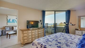 2 bedrooms, desk, laptop workspace, internet