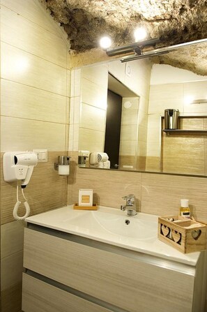 Sèche-cheveux, serviettes fournies