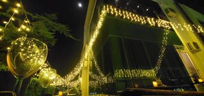 Vista frontal de la propiedad por la tarde o noche