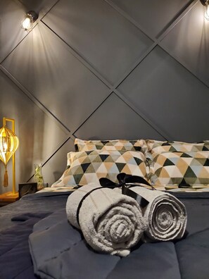 Habitación Prestigio | Ropa de cama de alta calidad y caja de seguridad en la habitación 