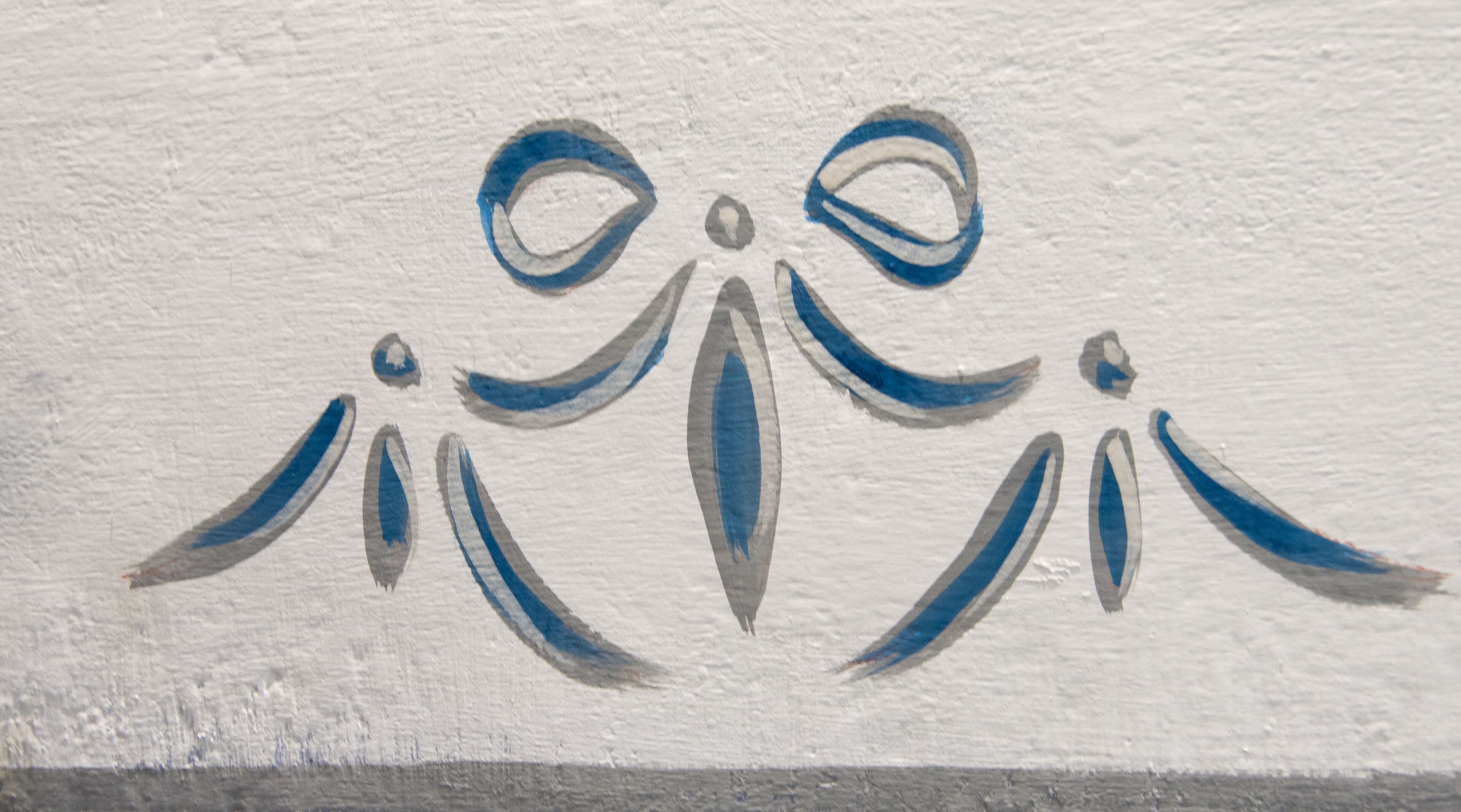 Un mur orné d’un motif abstrait aux couleurs bleu et gris.