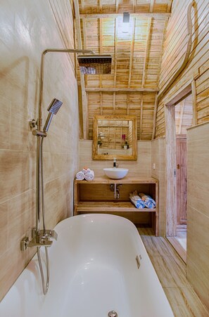 シャワー付き浴槽、ビデ、石鹸、シャンプー