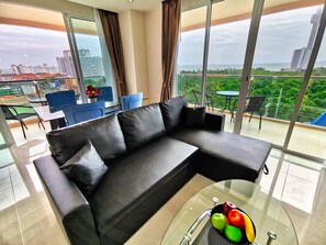 公寓, 海洋景观 | 客厅 | 40-英寸电视（配备有线频道）