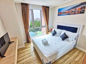 公寓, 海洋景观 | 特色装修、特色家居、办公桌、笔记本电脑工作区